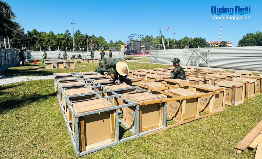 Thi công lắp đặt pháo trên trận địa pháo hoa điểm cầu phường Kon Tum. Ảnh: A Ngọc