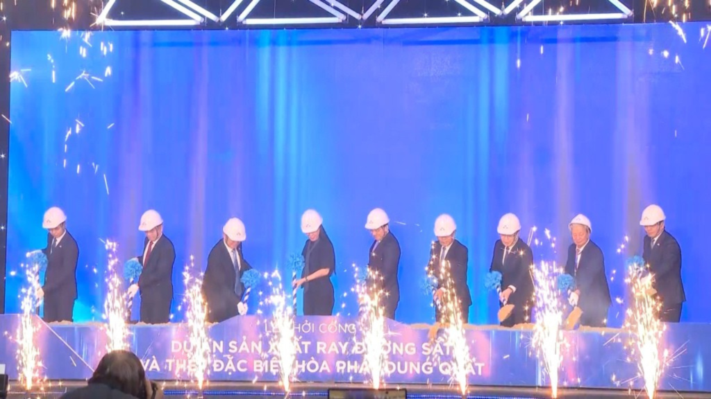 Dự án Nhà máy sản xuất ray và thép đặc biệt Hòa Phát Dung Quất có công suất thiết kế 700.000 tấn/năm, tổng vốn đầu tư hơn 10.000 tỷ đồng vừa được khởi công vào cuối năm 2025.