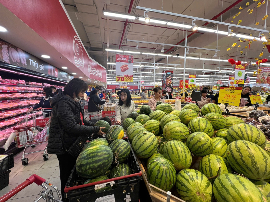 Mùng 2 Tết, thị trường hàng hóa dẫn trở lại nhịp bình thường. Ảnh: Lam Giang