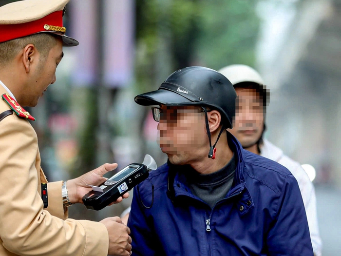 Kiểm tra nồng độ cồn đối với tài xế ở Hà Nội - Ảnh: HỒNG QUANG