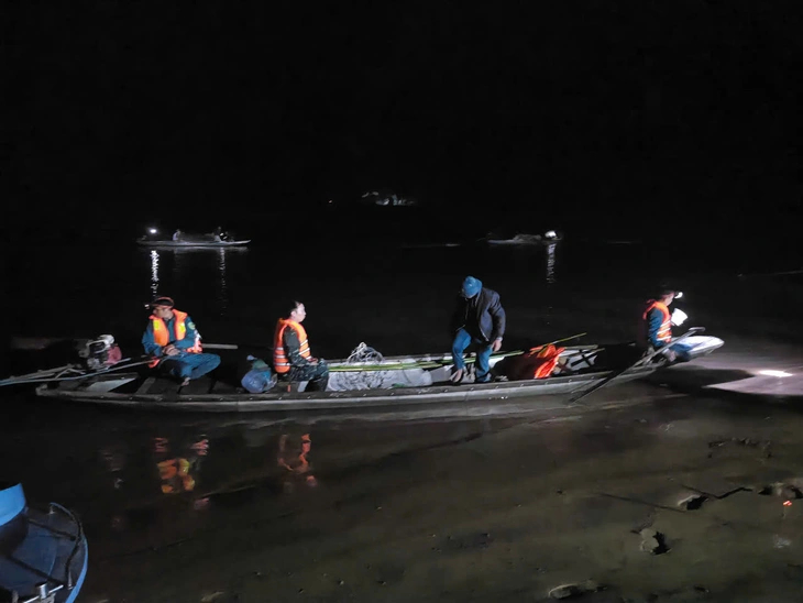 Hàng trăm người được huy động xuyên đêm tìm kiếm 2 người mất tích sau vụ lật đò trên sông Gianh. Ảnh: Quốc Nam