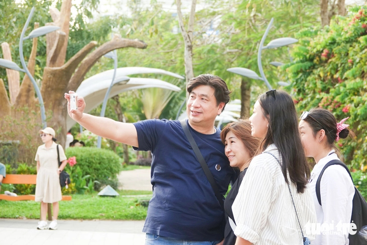 Khách quốc tế chụp ảnh xuân ở Phú Quốc. Ảnh: Chí Công