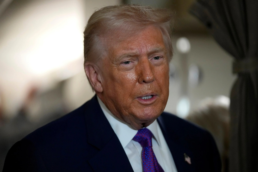 Tổng thống Donald Trump trả lời phóng viên trên Không lực Một ngày 19/2. Ảnh: AP