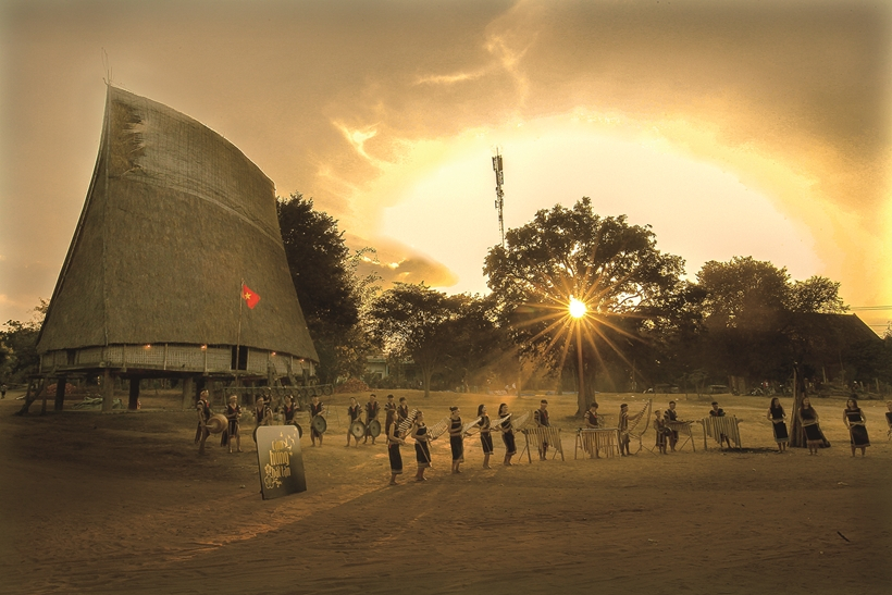  Đồng bào dân tộc Ba Na, ở làng Kon Tơ Dri, xã Đăk Rơ Wa, Quảng Ngãi biểu diễn cồng chiêng. Ảnh: Huy Đằng.