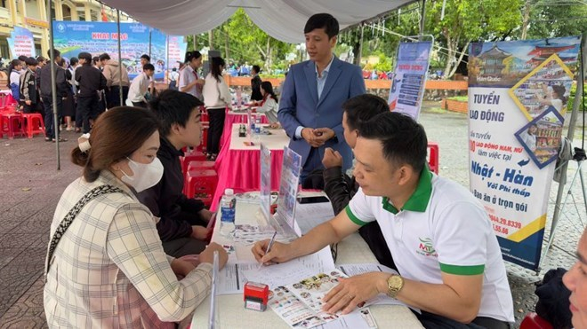 Các doanh nghiệp tư vấn thông tin việc làm cho người lao động ở Quảng Ngãi. Ảnh: Nguyên Hương