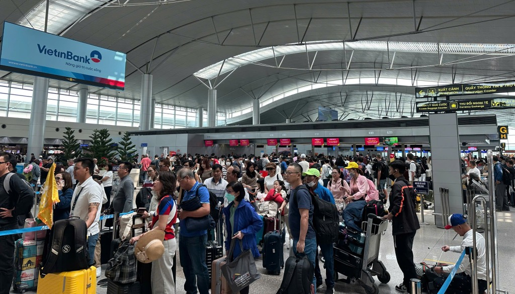 Sân bay Tân Sơn Nhất phục vụ gần 170.000 khách trong ngày mùng 5 Tết.