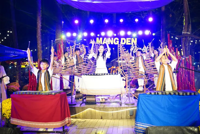 Biểu diễn nghệ thuật xuyên tết để phục vụ khách tại Măng Đen.