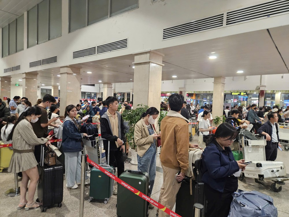 Sân bay Tân Sơn Nhất đông đúc trong ngày mùng 6 Tết.