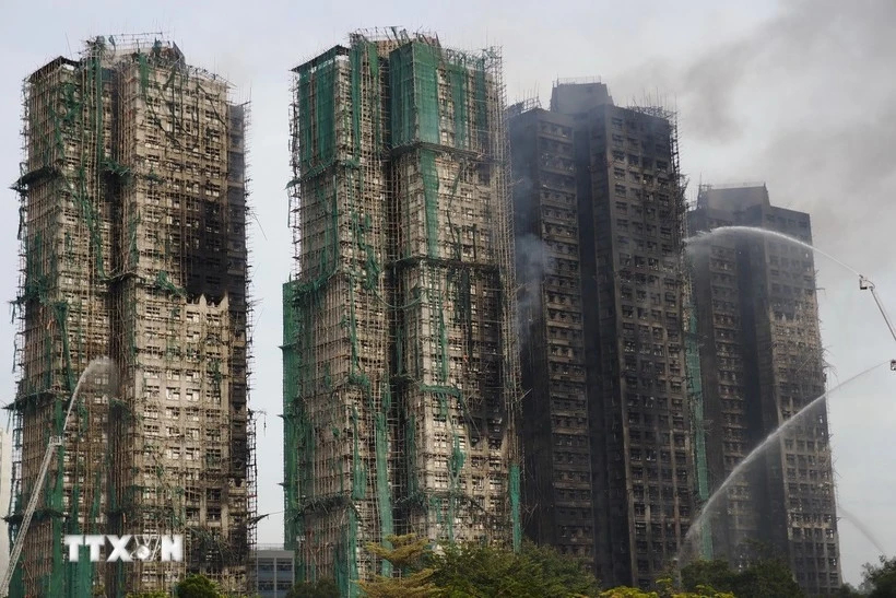 Hiện trường vụ cháy quần thể chung cư ở quận Tai Po, Hong Kong (Trung Quốc). Ảnh: THX/TTXVN