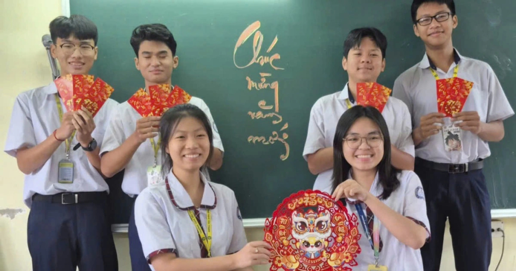 Học sinh THPT hứng thú với những bao lì xì dịp tết. Có nhiều hình thức lì xì cho học sinh trong ngày đầu tiên trở lại trường sau kỳ nghỉ tết. Ảnh: Hậu Nguyên