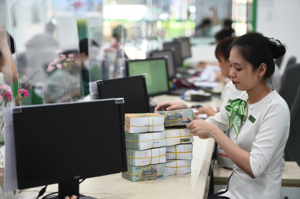 Giao dịch tại Ngân hàng ở TP. HCM. Ảnh: Thanh Tùng