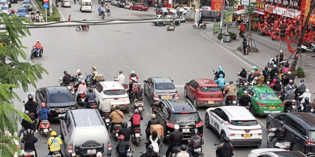 Người dân xếp hàng trật tự khi chờ đèn đỏ.