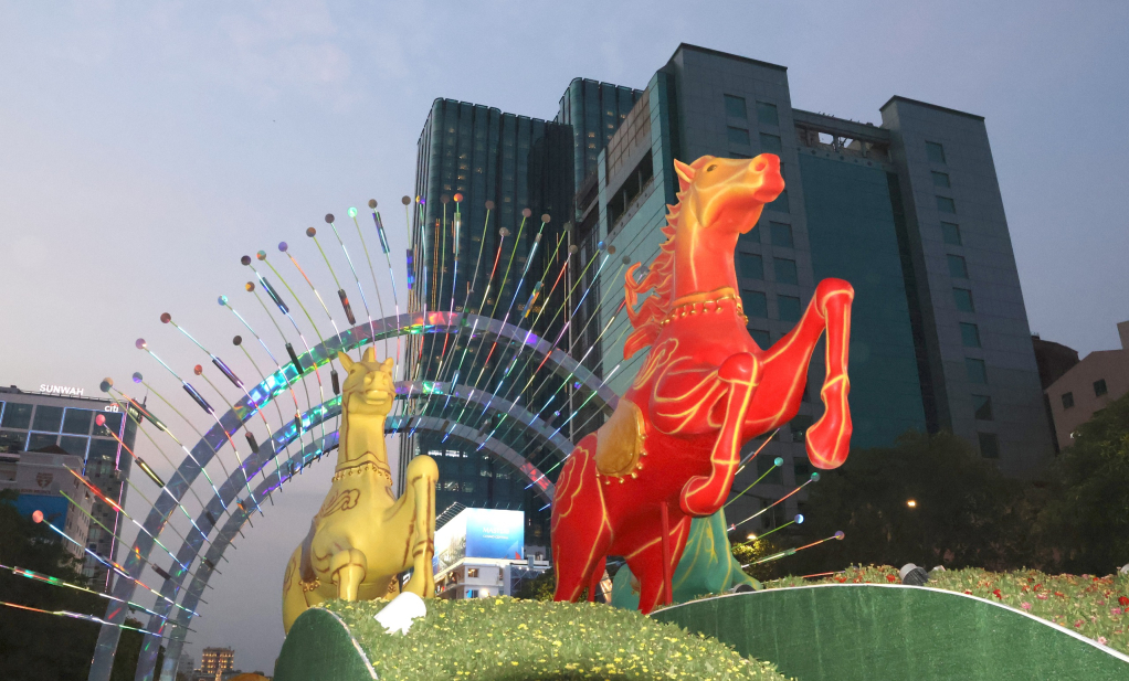 Linh vật ngựa Đường hoa Nguyễn Huệ Tết Bính Ngọ 2026 tại cổng chính được giữ lại phục vụ người dân và du khách đến hết ngày 22-3; Ảnh: PHAN ANH