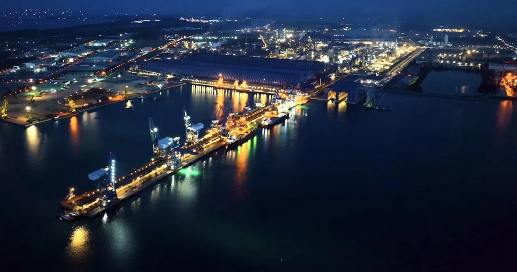 Khu vực biển KKT Dung Quất về đêm nhìn từ trên cao. Ảnh: ĐX