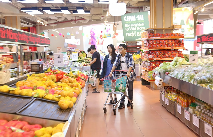 Người tiêu dùng mua sắm tại siêu thị Winmart (phường Cầu Giấy). Ảnh: Đỗ Tâm