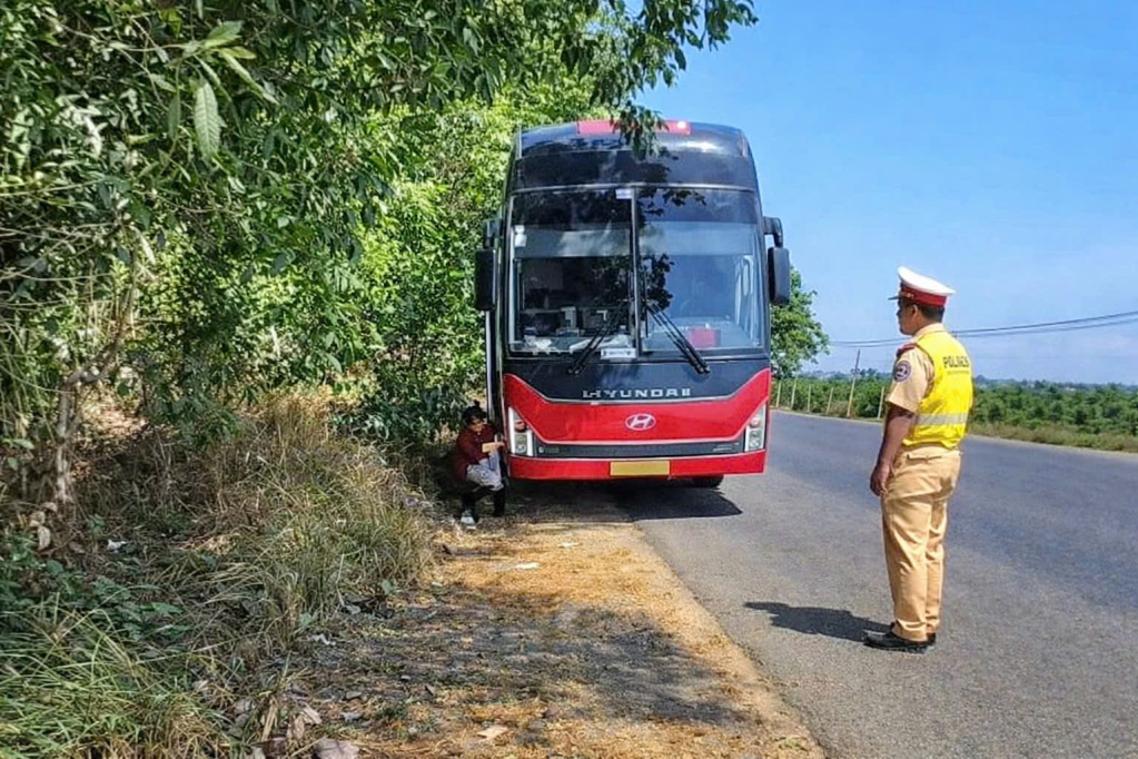 Phòng CSGT Công an tỉnh Quảng Ngãi xử phạt xe khách 45 chỗ chở 61 người