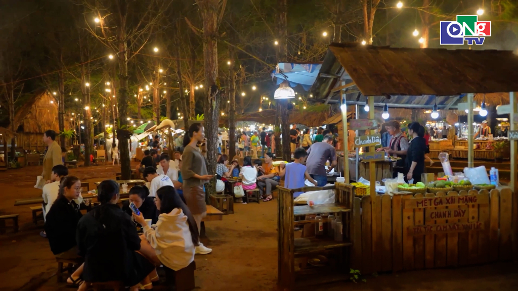 Chợ đêm Măng Đen.