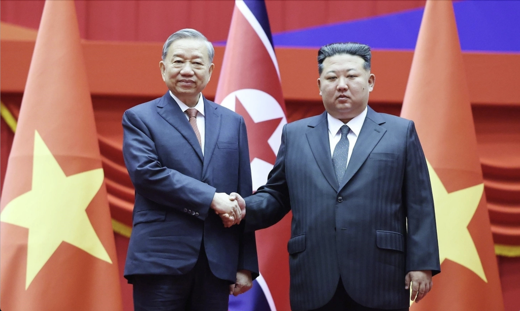 Tổng Bí thư Tô Lâm và Tổng Bí thư, Chủ tịch Quốc vụ Triều Tiên Kim Jong Un tại Bình Nhưỡng ngày 9/10/2025. Ảnh: TTXVN