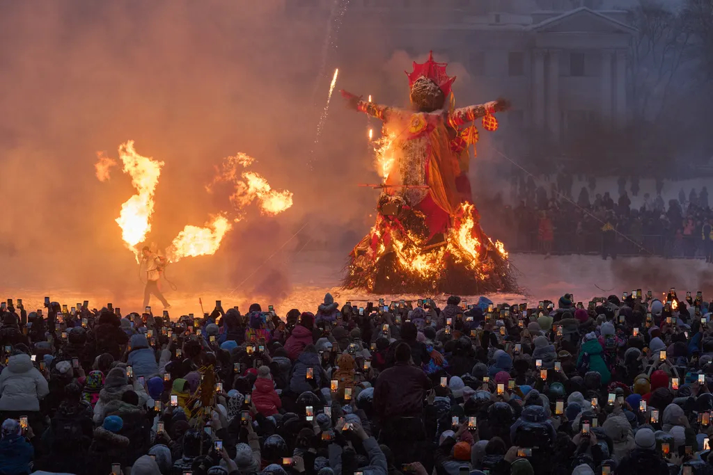 Người dân theo dõi nghi thức đốt hình nộm rơm trong lễ hội Maslenitsa tại St. Petersburg, Nga ngày 22/2/2026. Ảnh: AP