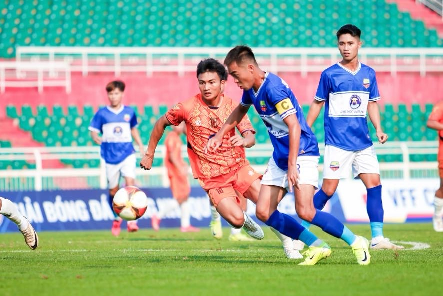 Câu lạc bộ Bóng đá Kon Tum, nay là Quảng Ngãi (áo cam) thi đấu ở Giải bóng đá hạng Nhì quốc gia năm 2025. Ảnh: VFF