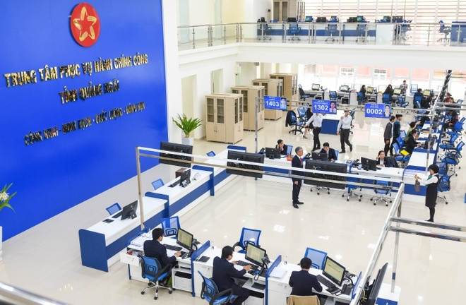 "Tổ một cửa" tại Trung tâm Hành chính công Quảng Ngãi.
