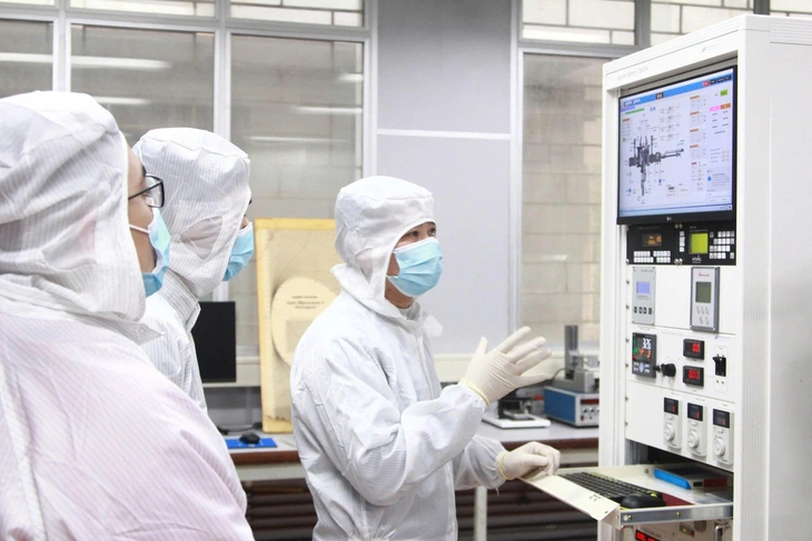 Sinh viên lĩnh vực chế tạo bán dẫn, một lĩnh vực đào tạo được quan tâm trong giờ học tại phòng thí nghiệm. Ảnh: NTCC