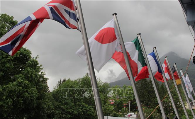 Cờ 7 nước công nghiệp phát triển hàng đầu thế giới tại Hội nghị thượng đỉnh G7. Ảnh tư liệu: Mạnh Hùng/TTXVN