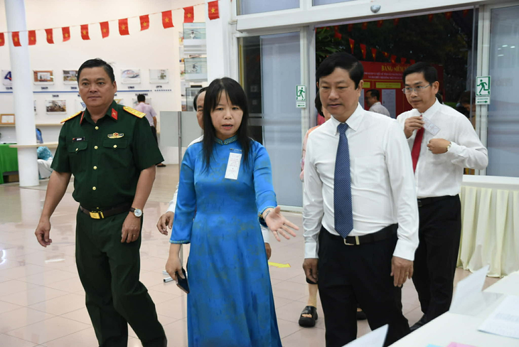 Ông Võ Văn Minh, Ủy viên Trung ương Đảng, Chủ tịch HĐND, Chủ tịch Hội đồng bầu cử TP.HCM, kiểm tra tại khu vực bầu cử số 7, phường Tam Thắng. Ảnh: A Lộc