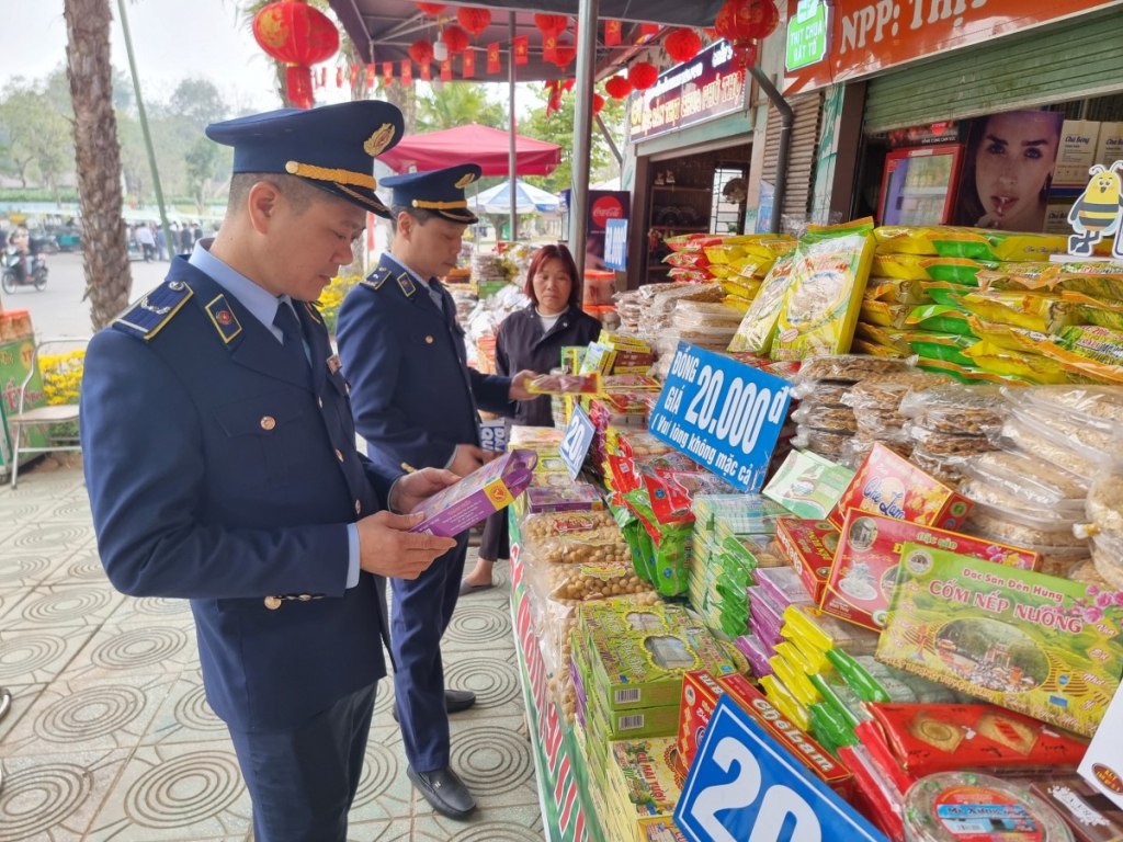 Lực lượng Quản lý thị trường kiểm tra nguồn gốc, nhãn mác và việc niêm yết giá các mặt hàng đặc sản, thực phẩm bày bán tại khu vực lễ hội, nhằm kịp thời phát hiện và xử lý vi phạm, bảo vệ quyền lợi người tiêu dùng.