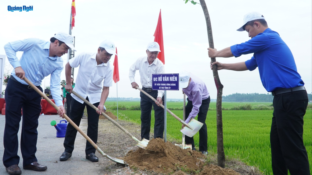 Ủy viên Trung ương Đảng, Bí thư Tỉnh ủy Hồ Văn Niên trồng cây lưu niệm tại xã Nghĩa Hành..