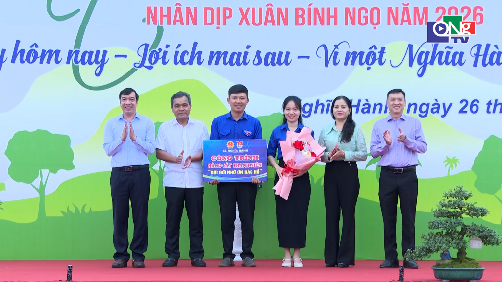 Bí thư Tỉnh ủy Hồ Văn Niên và lãnh đạo xã Nghĩa Hành trao bảng bàn giao công trình hàng cây thanh niên "Đời đời nhớ ơn Bác Hồ" cho Đoàn Thanh niên xã quản lý, chăm sóc. 