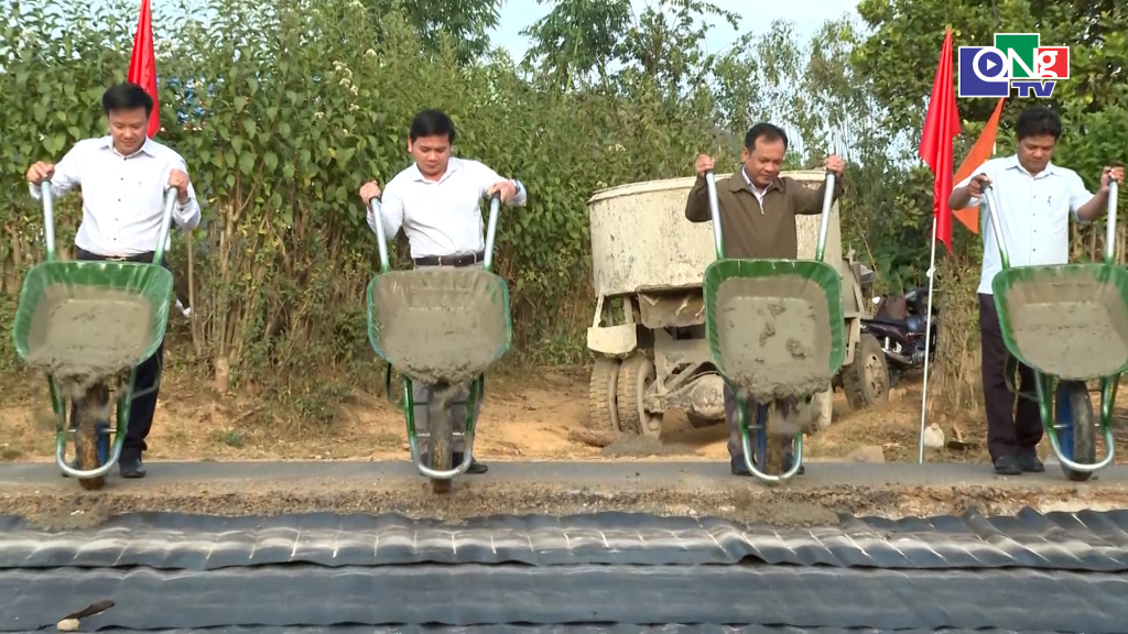 Ủy viên dự khuyết Trung ương Đảng, Phó Bí thư Thường trực Tỉnh ủy, Trưởng đoàn ĐBQH tỉnh, Chủ tịch Ủy ban MTTQ Việt Nam tỉnh U Huấn thực hiện nghi thức khởi công đường giao thông thôn Đăk Duông.