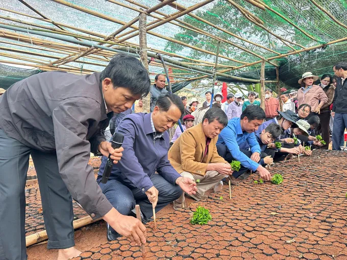 Các đại biểu cùng người dân tham gia làm bầu cà phê để cấp miễn phí cho người dân.