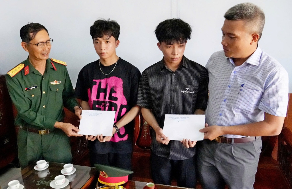 Cơ quan chức năng động viên hai anh em Hạnh, Phúc trước ngày lên đường nhập ngũ. Ảnh: Trọng Quốc