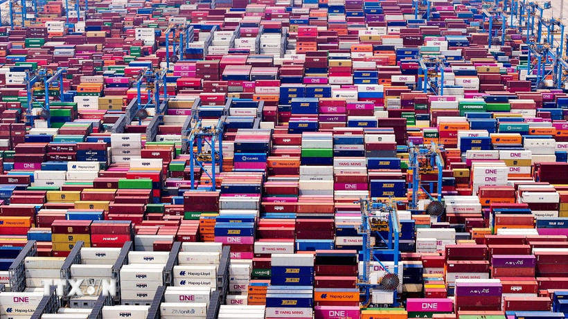 Cảng hàng hóa ở Sơn Đông, Trung Quốc. Ảnh: THX/TTXVN