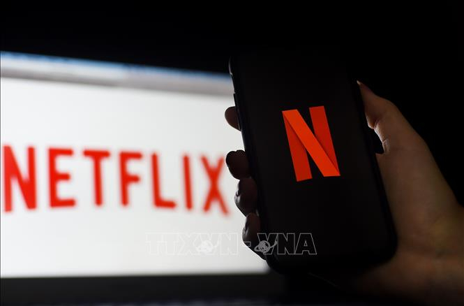 Biểu tượng Netflix trên màn hình máy tính và điện thoại di động. Ảnh minh họa: AFP/TTXVN