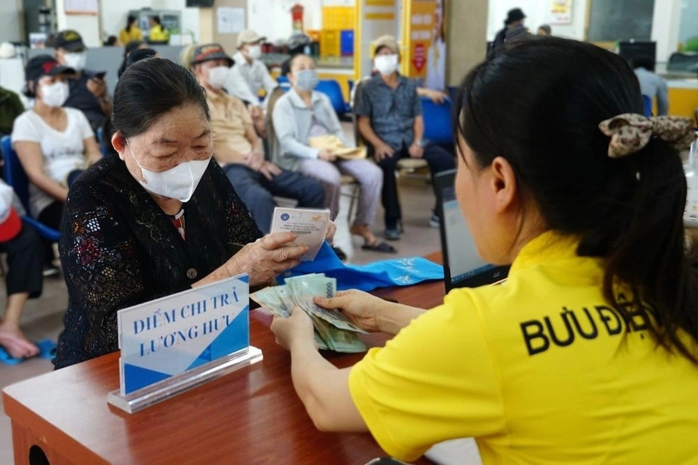 Chi trả lương hưu, trợ cấp cho người hưởng.