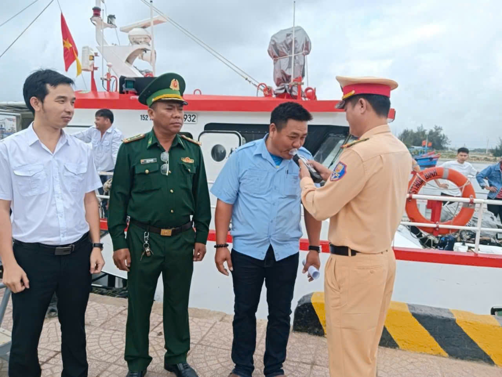 Lực lượng chức năng tăng cường tuần tra, kiểm soát, đảm bảo TTATGT đường thuỷ.