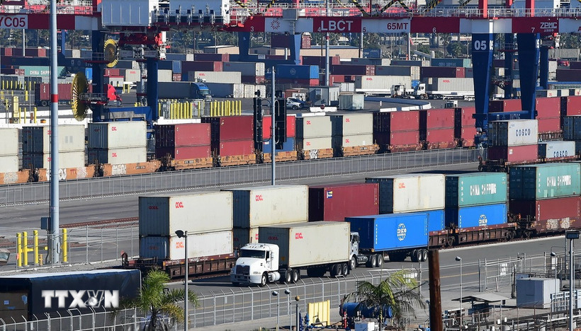 Container hàng hóa được bốc dỡ tại cảng Long Beach ở California (Mỹ). (Nguồn: AFP/TTXVN)