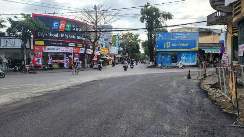 Ho&agrave;n th&agrave;nh thảm nhựa mở rộng n&uacute;t giao ng&atilde; 5 ở Quảng Ng&atilde;i