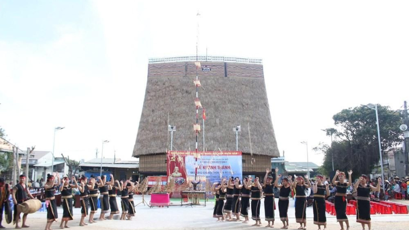 Ng&ocirc;i nh&agrave; r&ocirc;ng gần 110 năm tuổi của người Ba Na được phục dựng nguy&ecirc;n bản