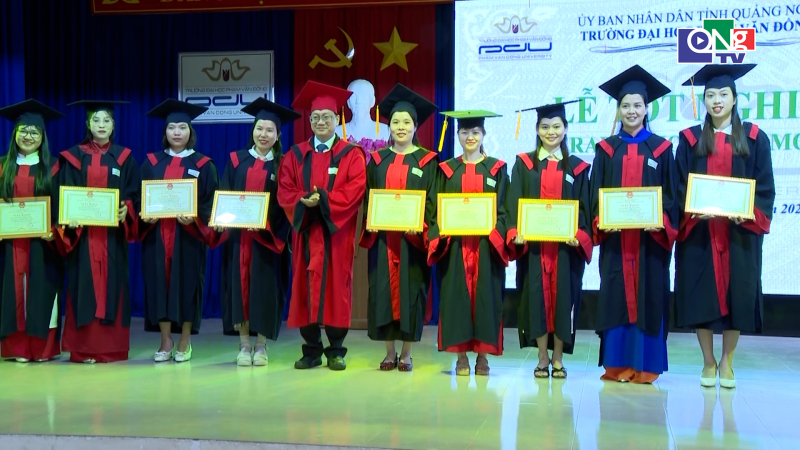 Trao bằng tốt nghiệp cho sinh vi&ecirc;n