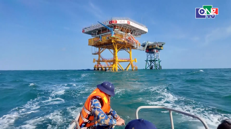 Vượt s&oacute;ng gi&oacute; mang Tết ra Nh&agrave; gi&agrave;n DK1