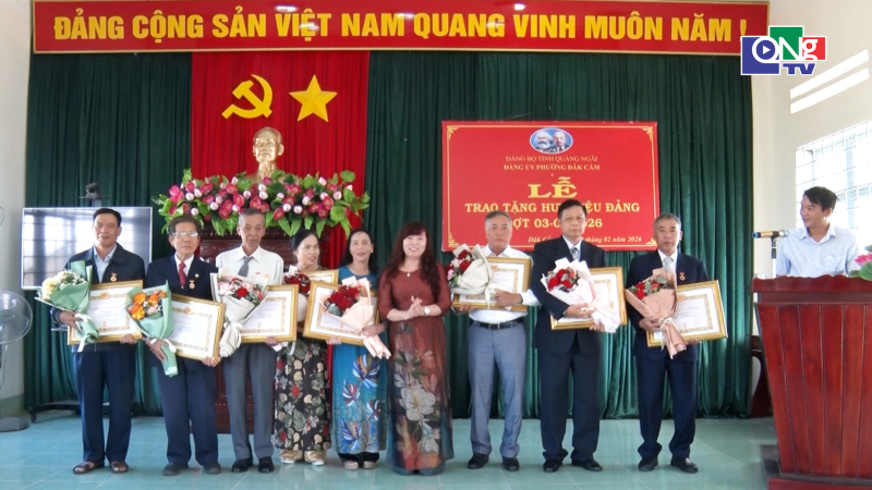 Trao huy hiệu Đảng cho c&aacute;c đảng vi&ecirc;n ở phường Đăk Cấm