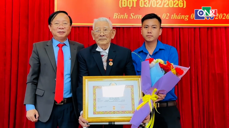 Trao huy hiệu Đảng cho c&aacute;c đảng vi&ecirc;n ở B&igrave;nh Sơn v&agrave; Cẩm Th&agrave;nh