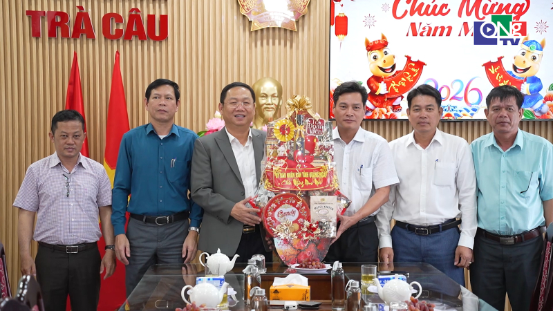 Thăm, ch&uacute;c Tết gia đ&igrave;nh người c&oacute; c&ocirc;ng phường Tr&agrave; C&acirc;u