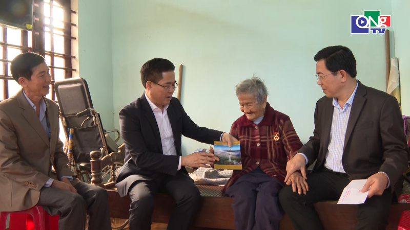 Chủ tịch UBND tỉnh thăm, ch&uacute;c Tết người c&oacute; c&ocirc;ng, nguy&ecirc;n l&atilde;nh đạo tỉnh