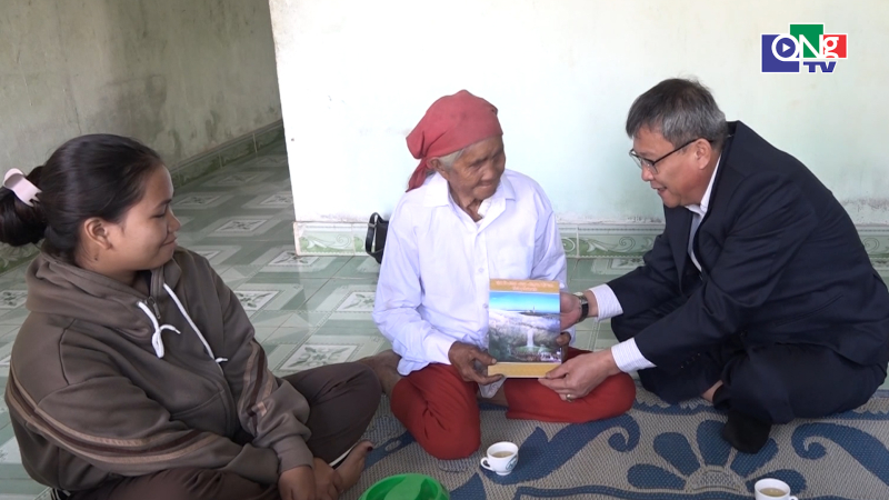 Thăm, tặng qu&agrave; Tết tại x&atilde; Kon Braih