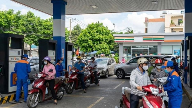 Bộ C&ocirc;ng Thương y&ecirc;u cầu bảo đảm nguồn cung xăng dầu trước v&agrave; sau Tết