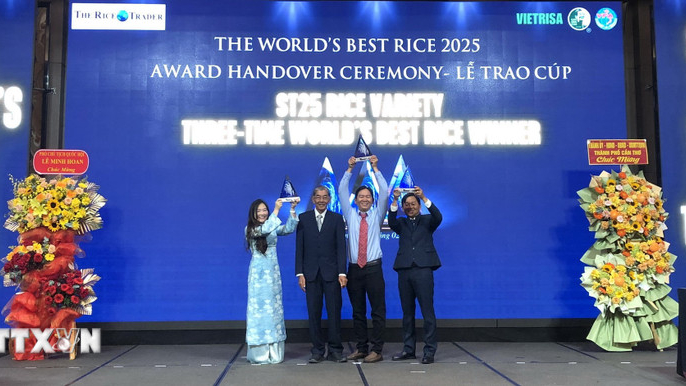 Trao c&uacute;p gạo ngon nhất thế giới cho gạo ST25 